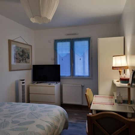 1 Chambre Pour 2 Personnes "Chez L'Habitant" Maison Possede Un Petit Chien Quincy-Voisins ภายนอก รูปภาพ